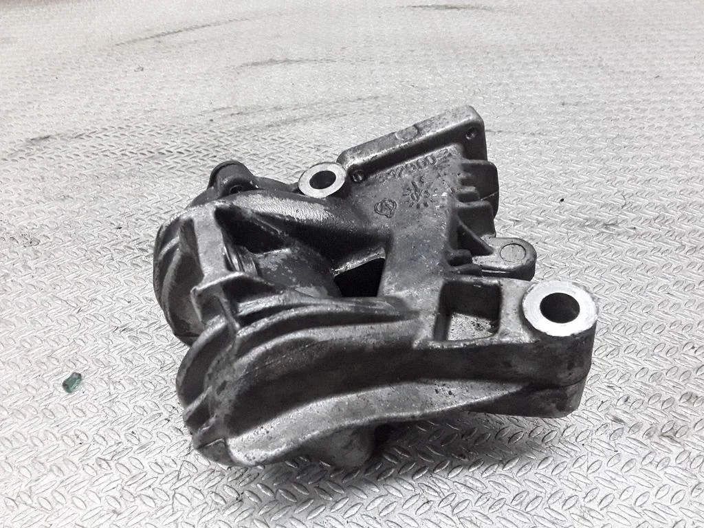 EGR valve cooler bracket – Renault Scenic II - Grand scenic II (2003-2006)