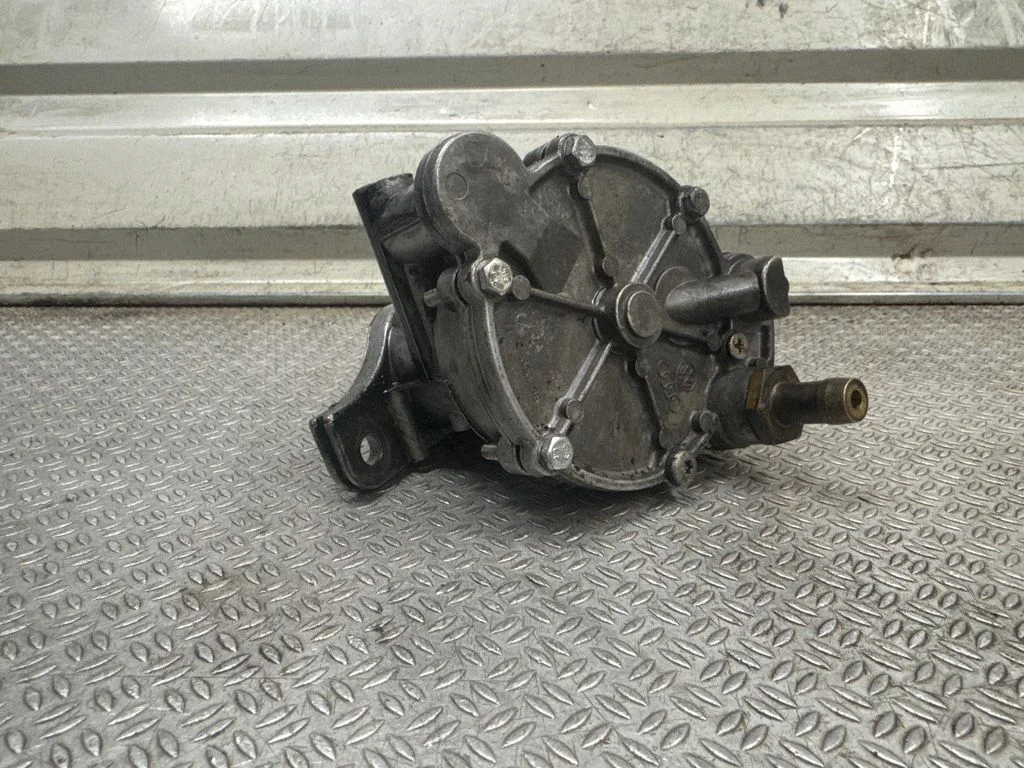 Vacuum pump – Audi A6 S6 C4 4A (1994-1997)