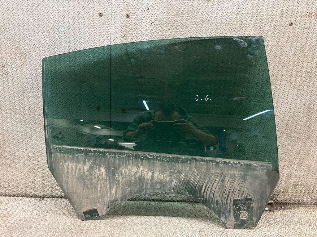 Rear door window glass – rear right