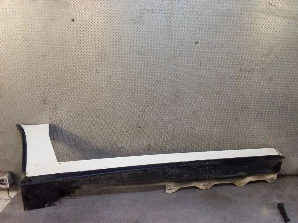Sill – front left