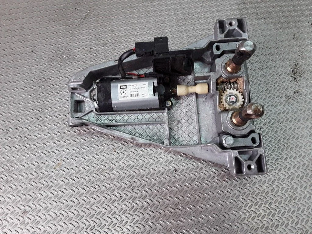 Steering column adjust motor – Mercedes-Benz C-Class W203 (2000-2007)