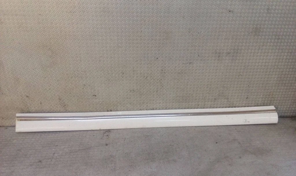 Front door trim (molding) A2106900882