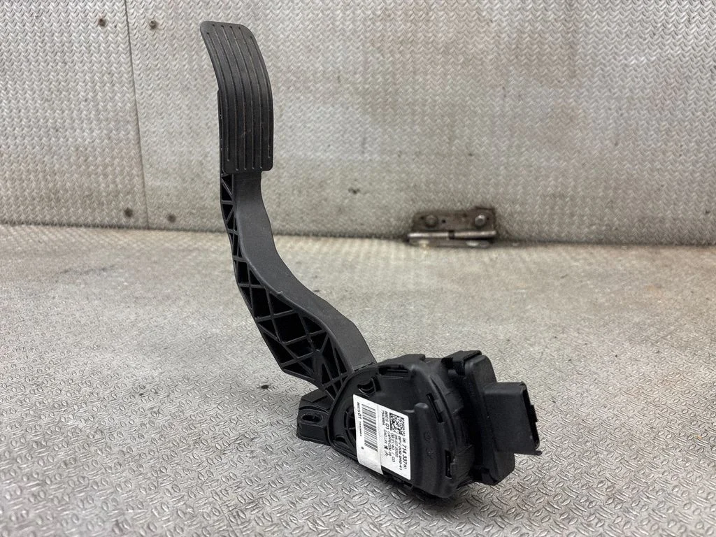 Accelerator throttle pedal