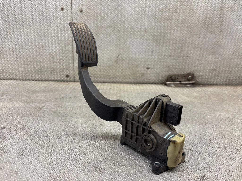 Accelerator throttle pedal 13305804