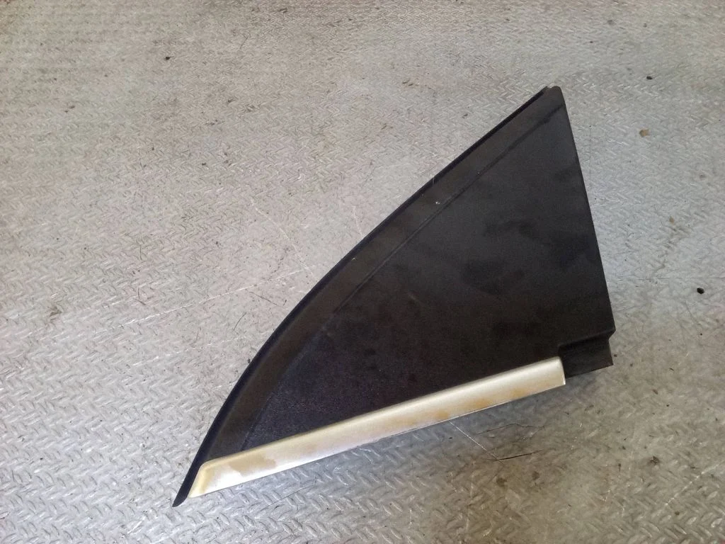Spoguļa plastmasas apdare 8V41S16003
