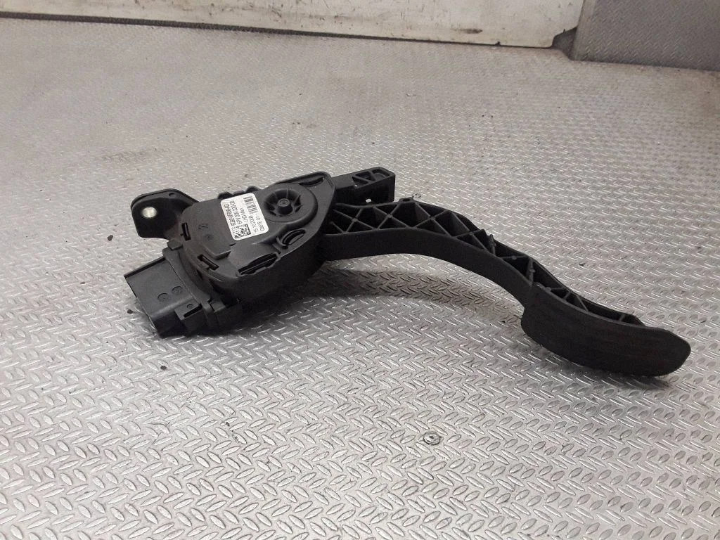 Accelerator throttle pedal 6G929F836AD