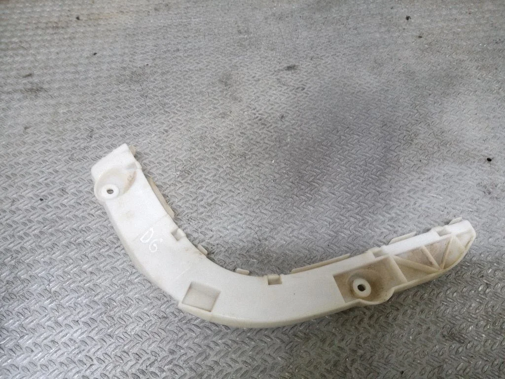 Bumper support mounting bracket corner – right