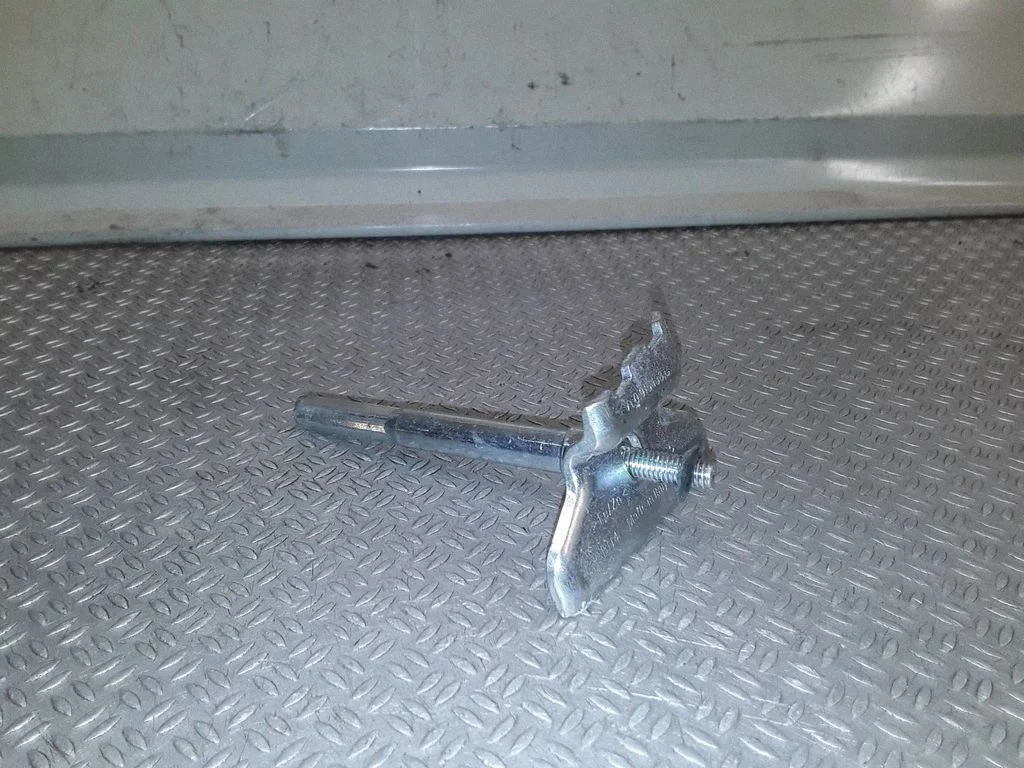 Battery bracket