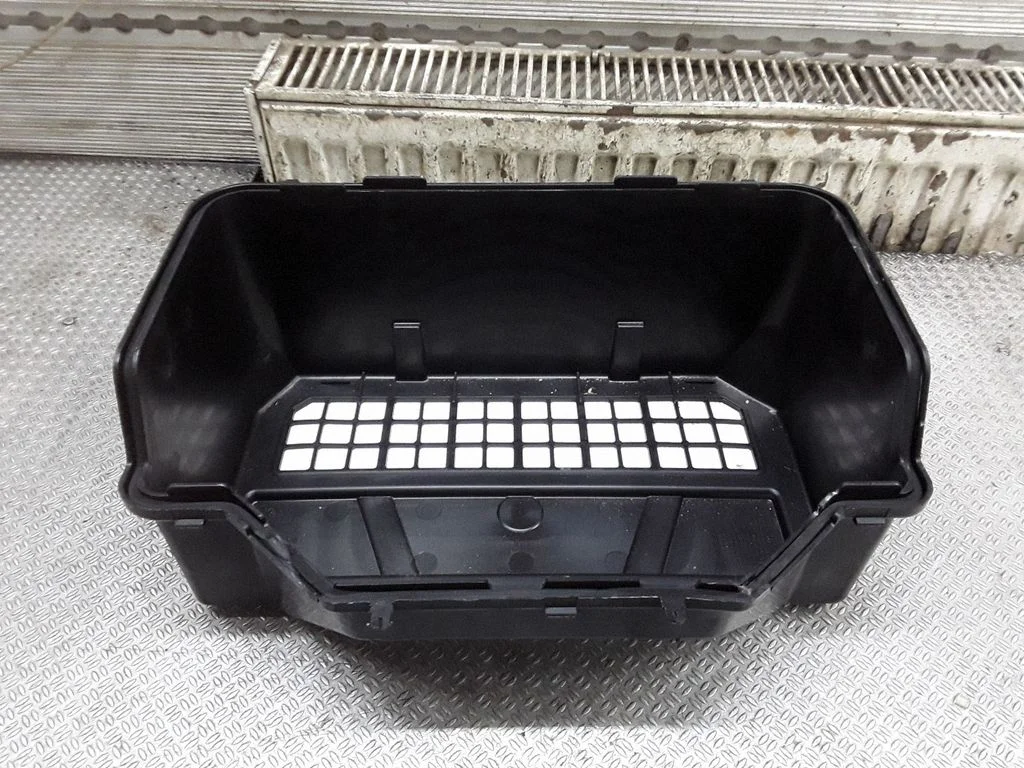 Battery box tray cover/lid 7L6915430A