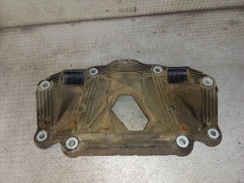 Rear differential/diff mount bracket 30639931