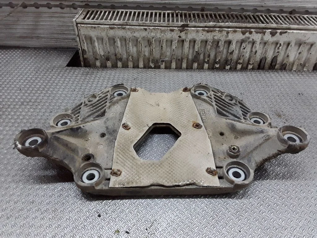 Rear differential/diff mount bracket