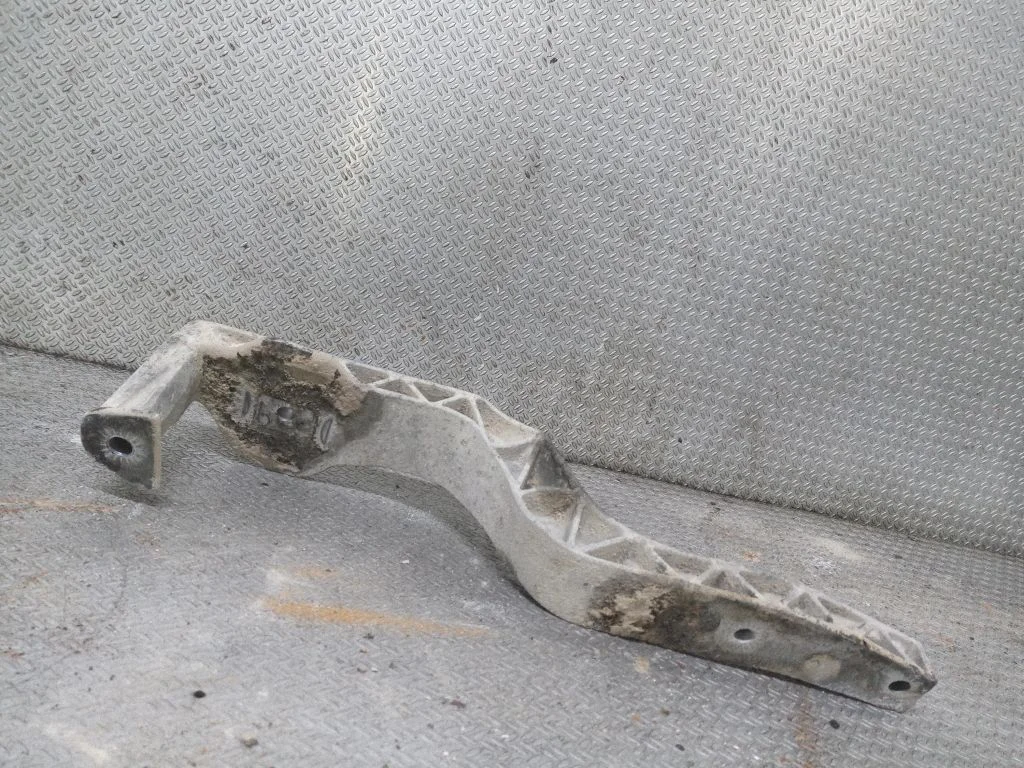 Rear differential/diff mount bracket – Audi A4 S4 B5 8D (1999-2000)
