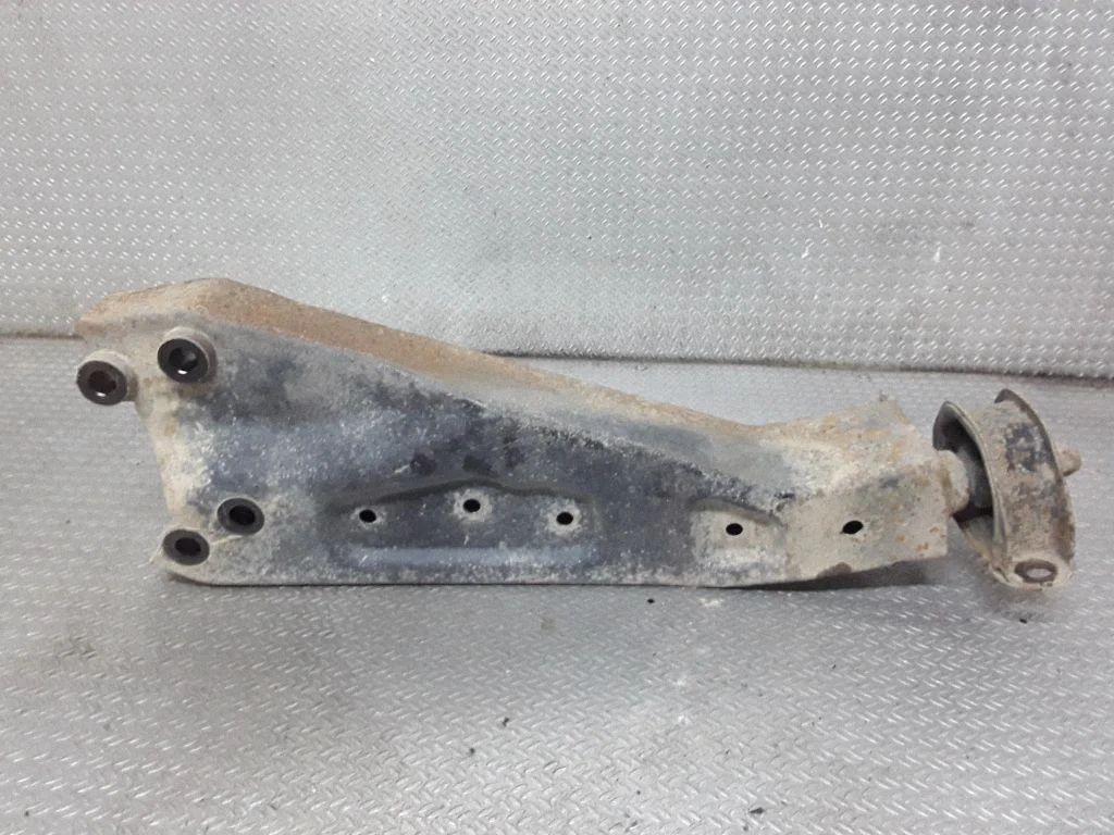 Rear differential/diff mount bracket