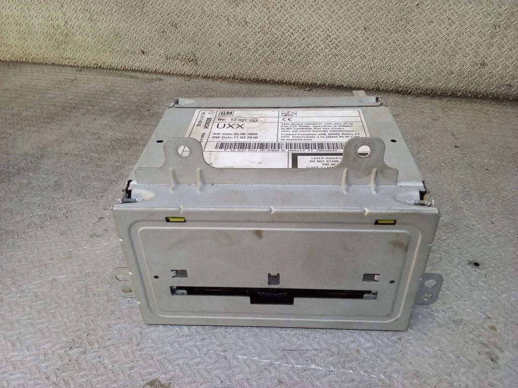 Radio/CD/DVD/GPS head unit 13337253