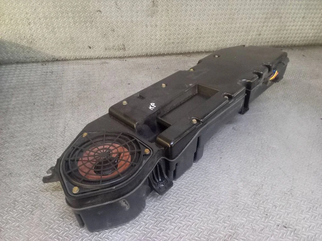 Subwoofer speaker – front left