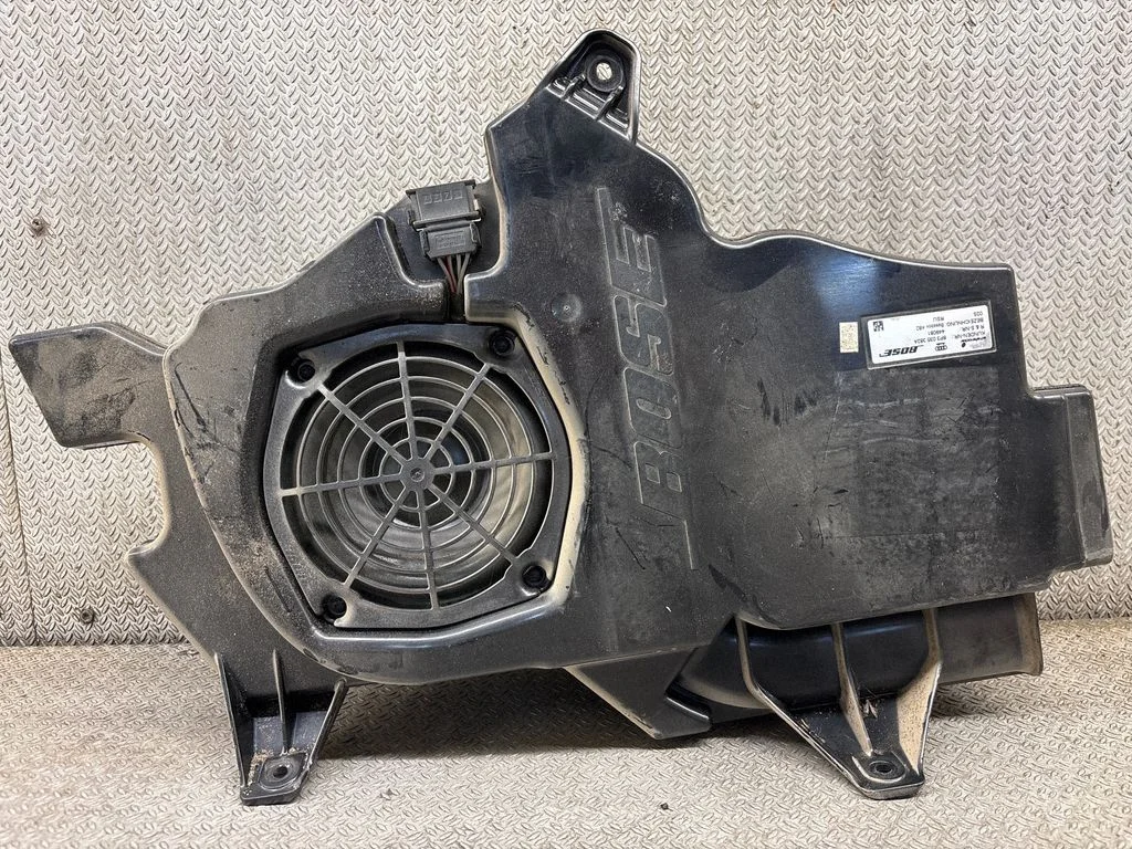 Subwoofer speaker 8P3035382A