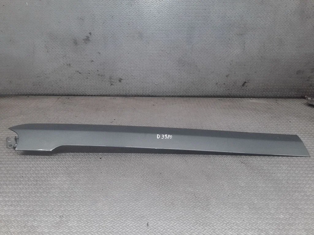 Sliding door rail trim
