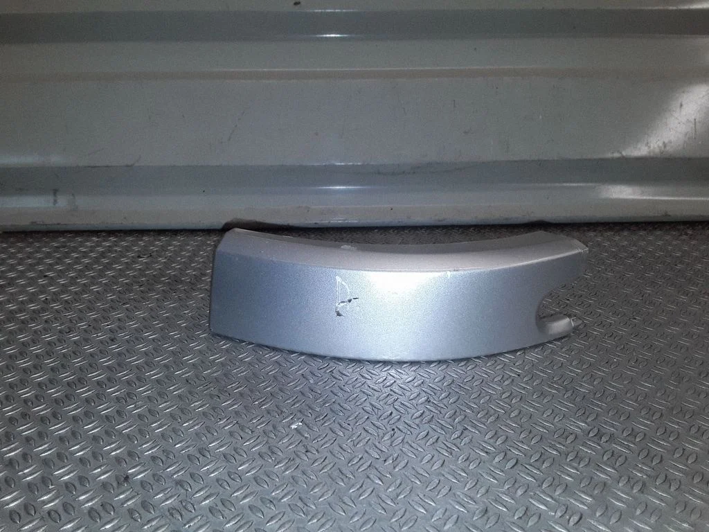Sliding door rail trim