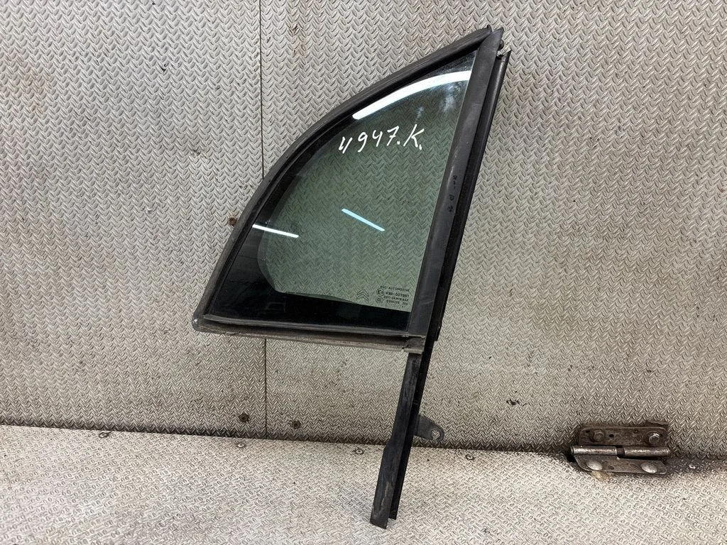 Front vent window/glass (coupe)