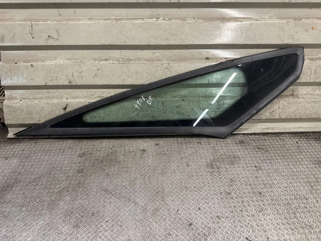 Front triangle window/glass – front right