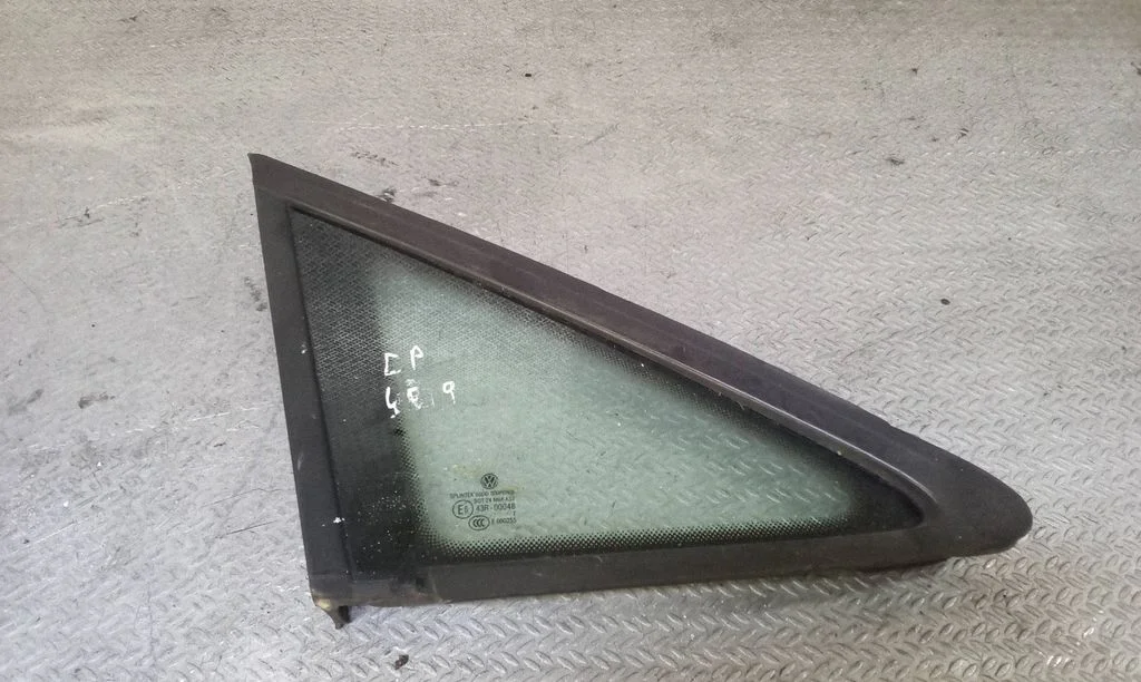 Front triangle window/glass – right