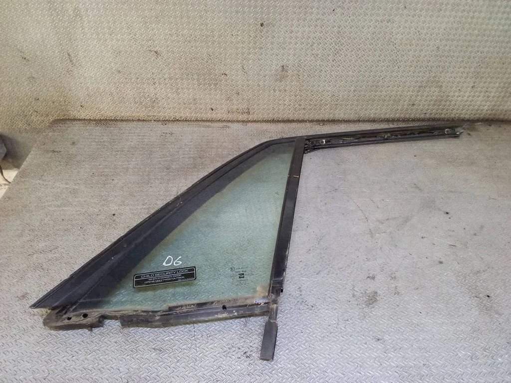 Rear side window – right