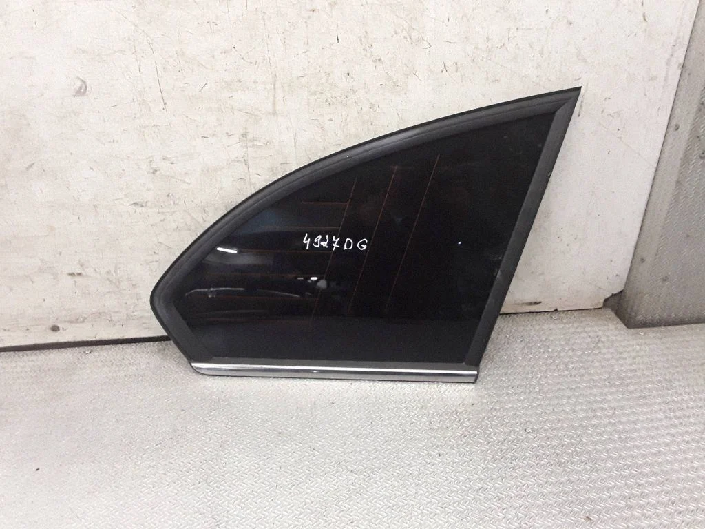 Rear side window – right