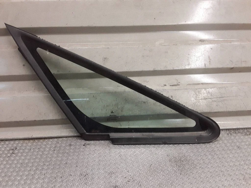 Front triangle window/glass – right
