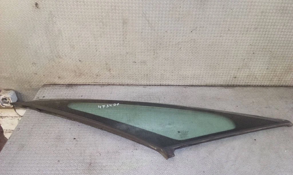 Front triangle window/glass – right