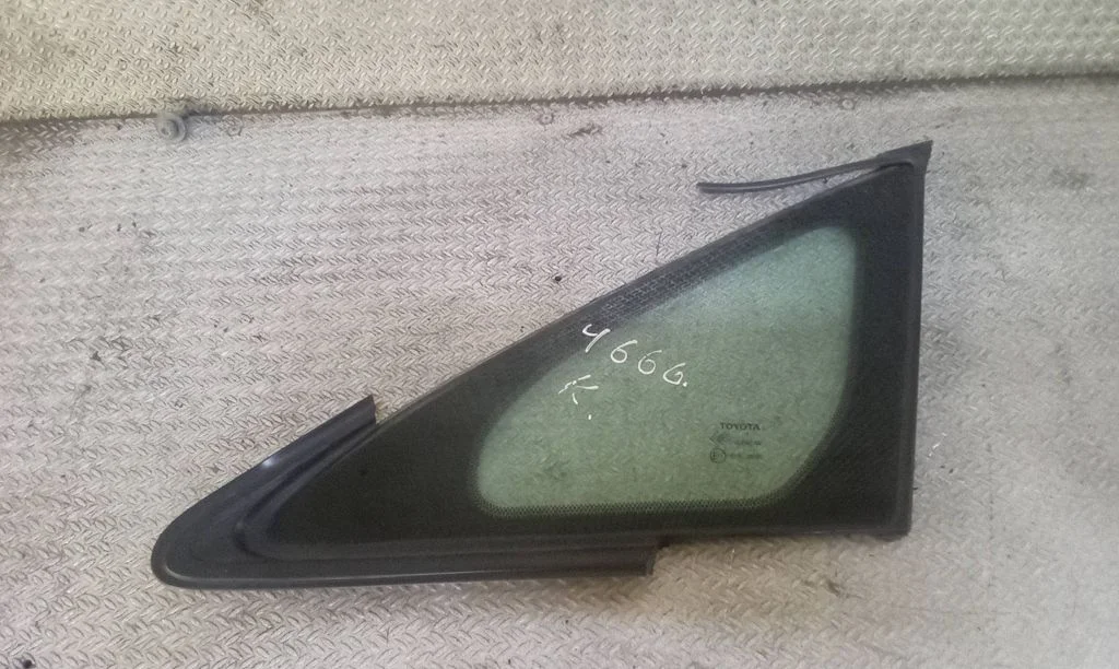 Front triangle window/glass – left