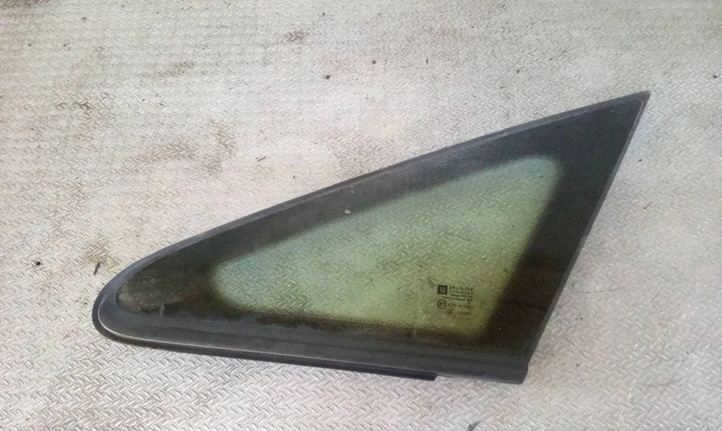 Front triangle window/glass – left