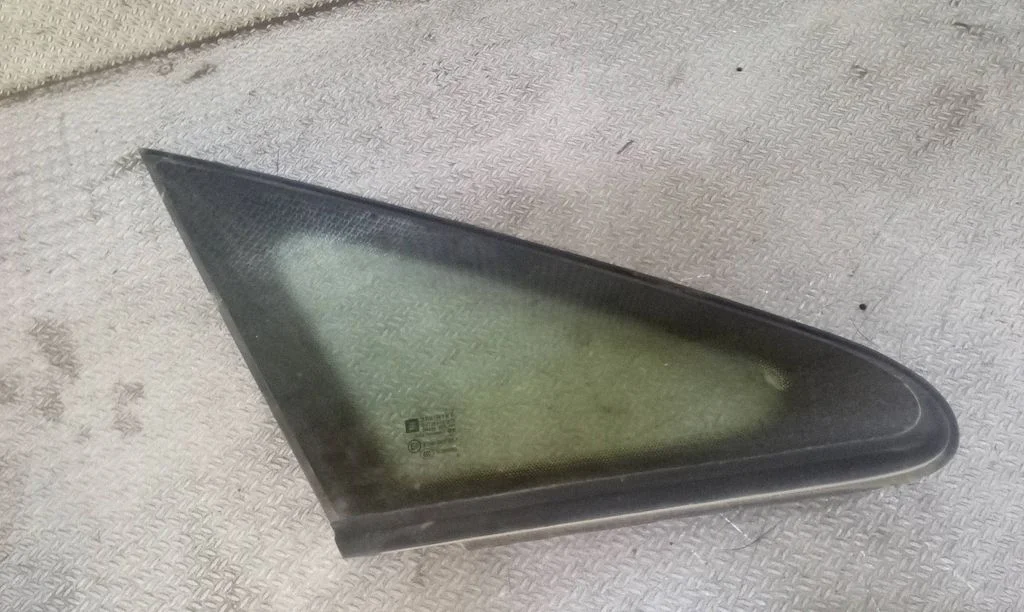 Front triangle window/glass – right