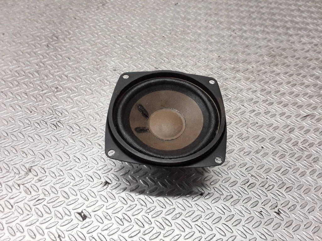 Parcel shelf speaker