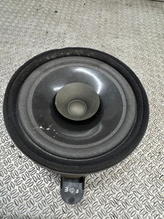 Tagaukse kõlar(id) 86301AJ020