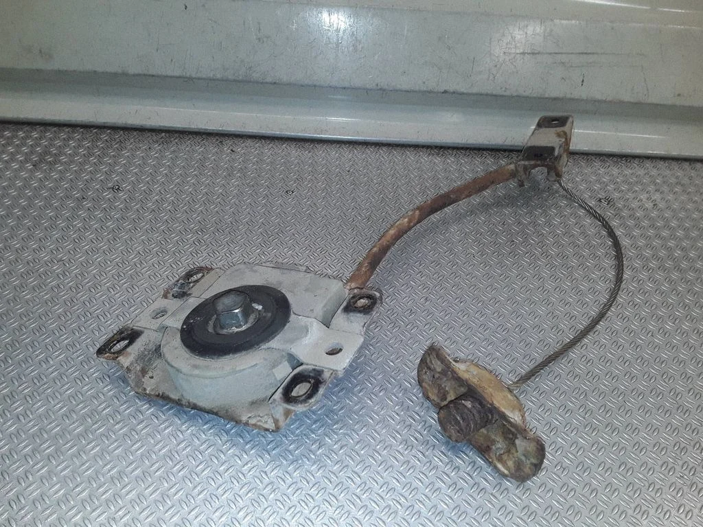 Spare wheel mounting bracket – Toyota Corolla Verso AR10 (2004-2009)