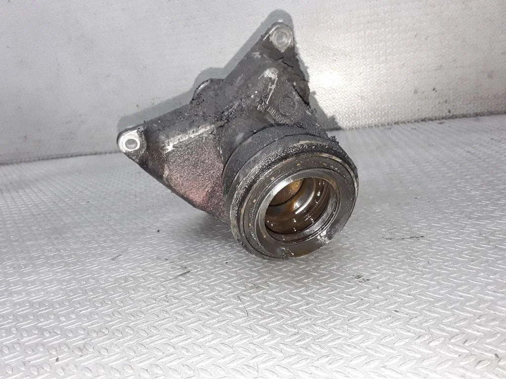 Driveshaft support bearing bracket – Land Rover Range Rover Sport L320 (2005-2013)