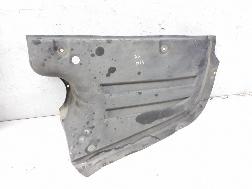 Rear bumper underbody cover/under tray – right