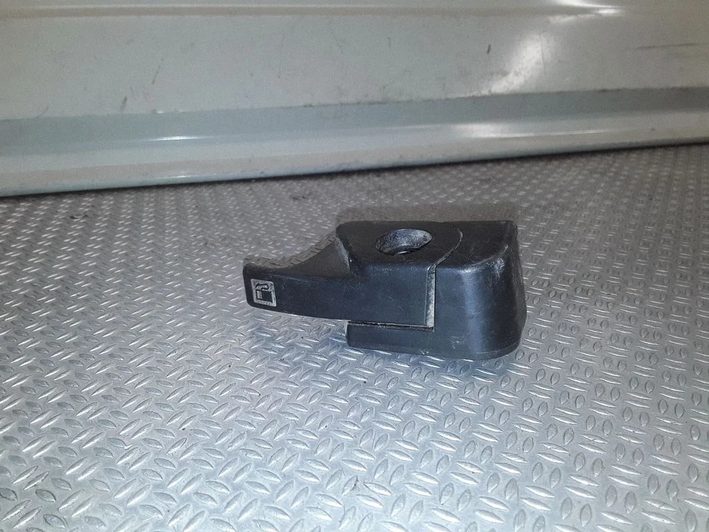 Kütusepaagi korgi avamise käepide