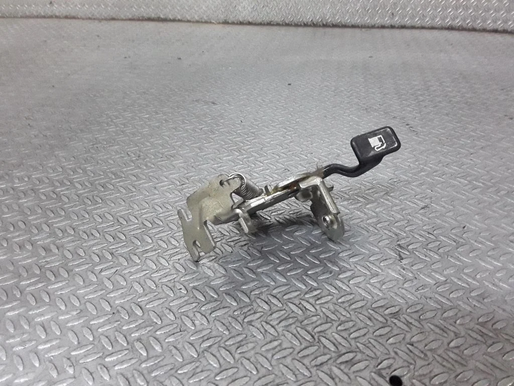 Kütusepaagi korgi avamise käepide – Toyota Corolla Verso AR10 (2004-2009)