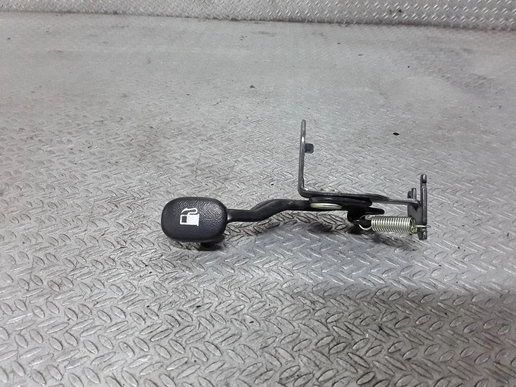 Fuel cap release pull handle