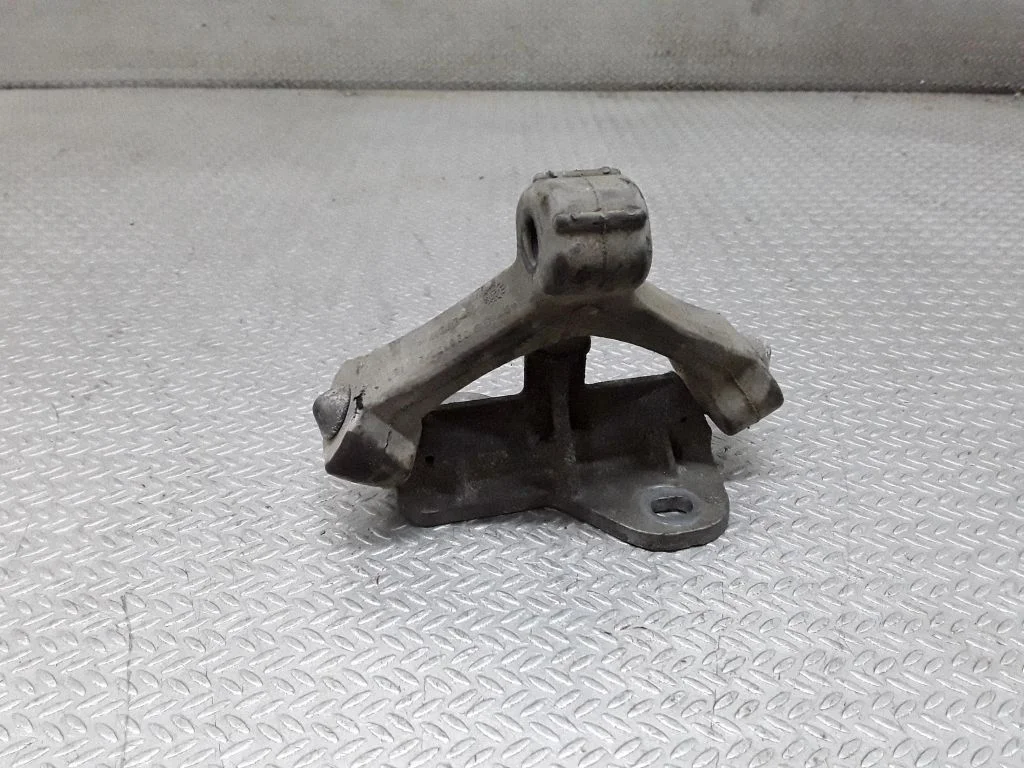 Summuti kinnitus/ hoidik – Audi A4 S4 B7 8E 8H (2005-2008)