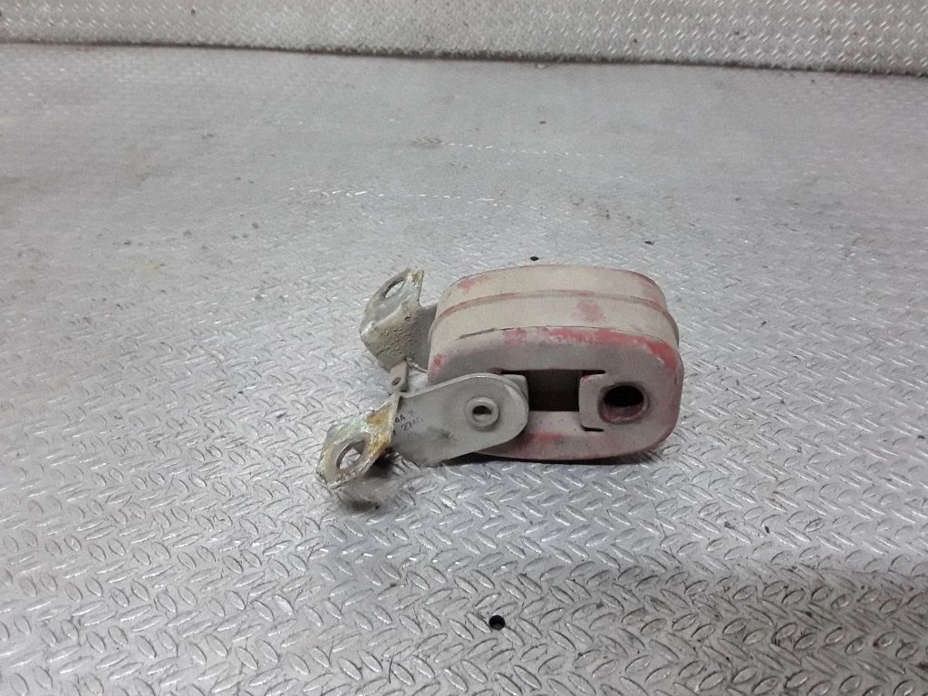 Muffler mount bracket/holder – Volkswagen Phaeton (2002-2016)