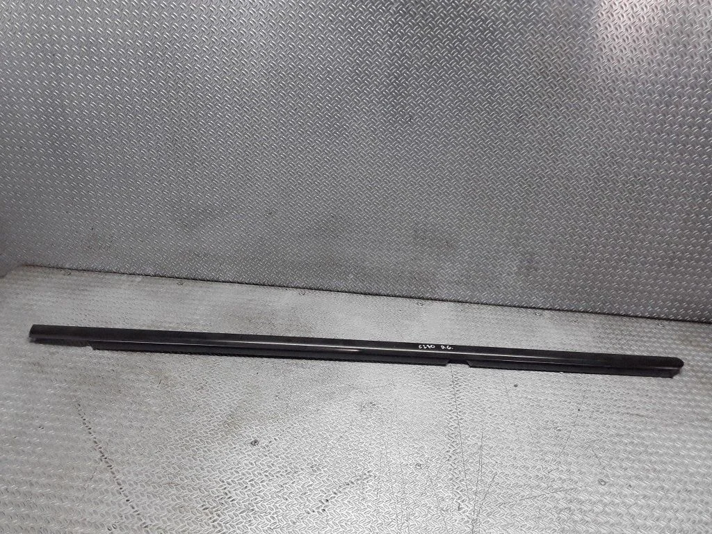 Rubber seal rear door window/glass – right