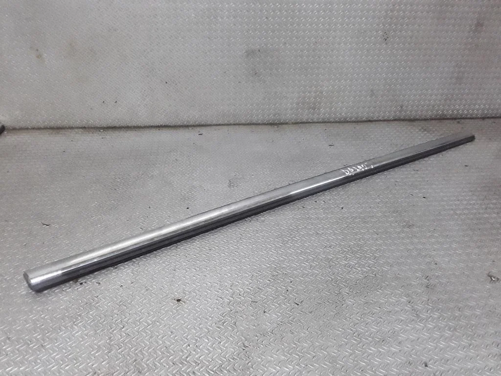 Rubber seal rear door window/glass – right
