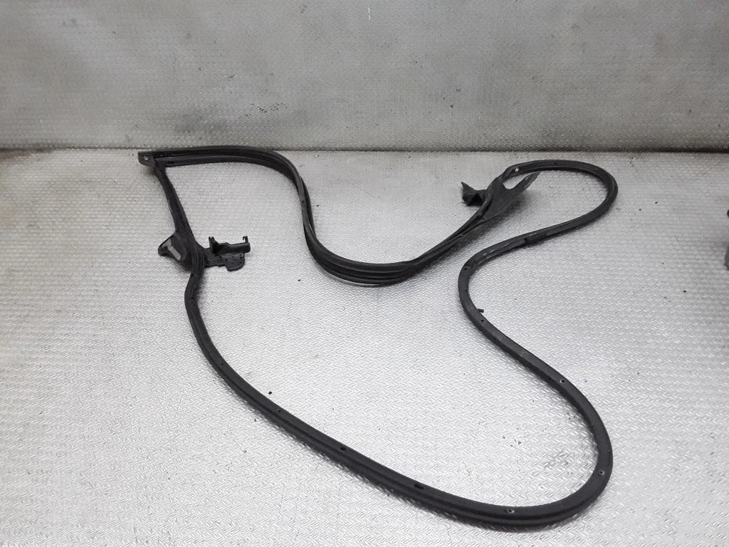 Rubber seal front coupe door – right