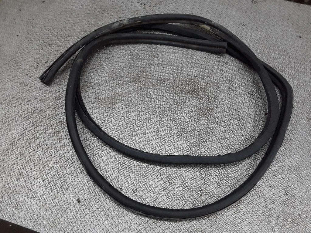 Rubber seal front coupe door – left