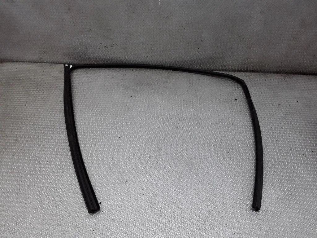 Rubber seal front door window/glass – left