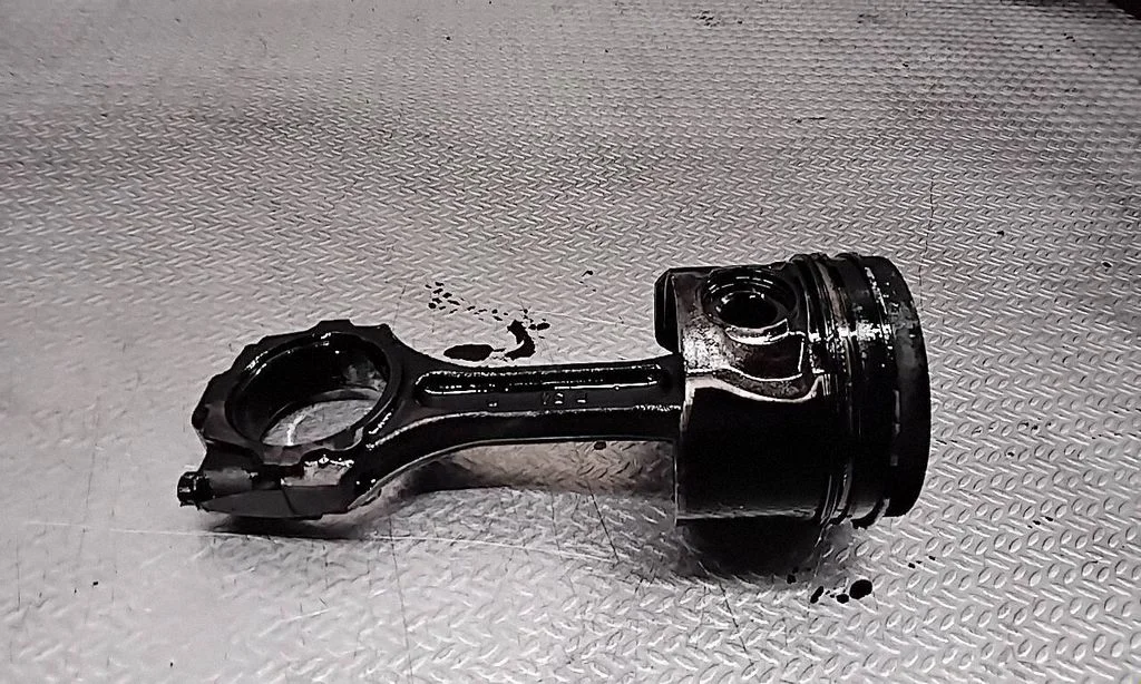 Piston with connecting rod