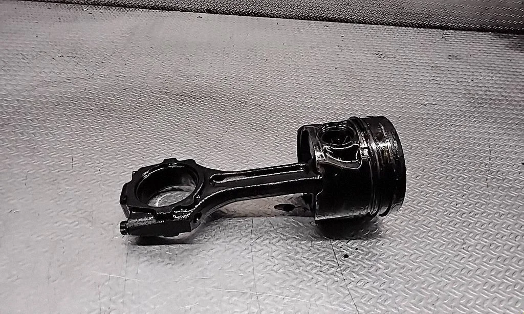 Piston with connecting rod