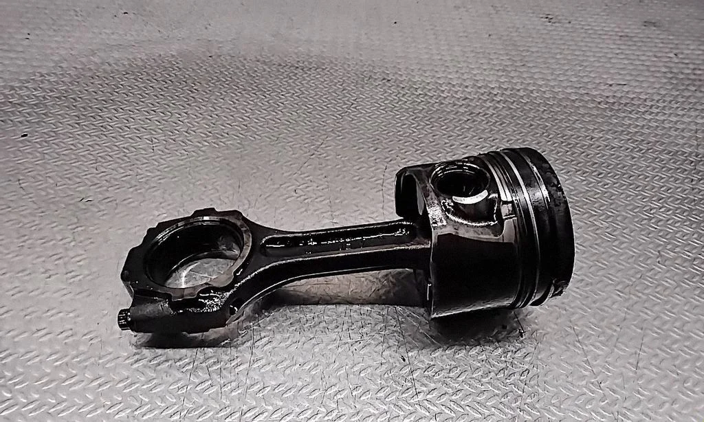 Piston with connecting rod
